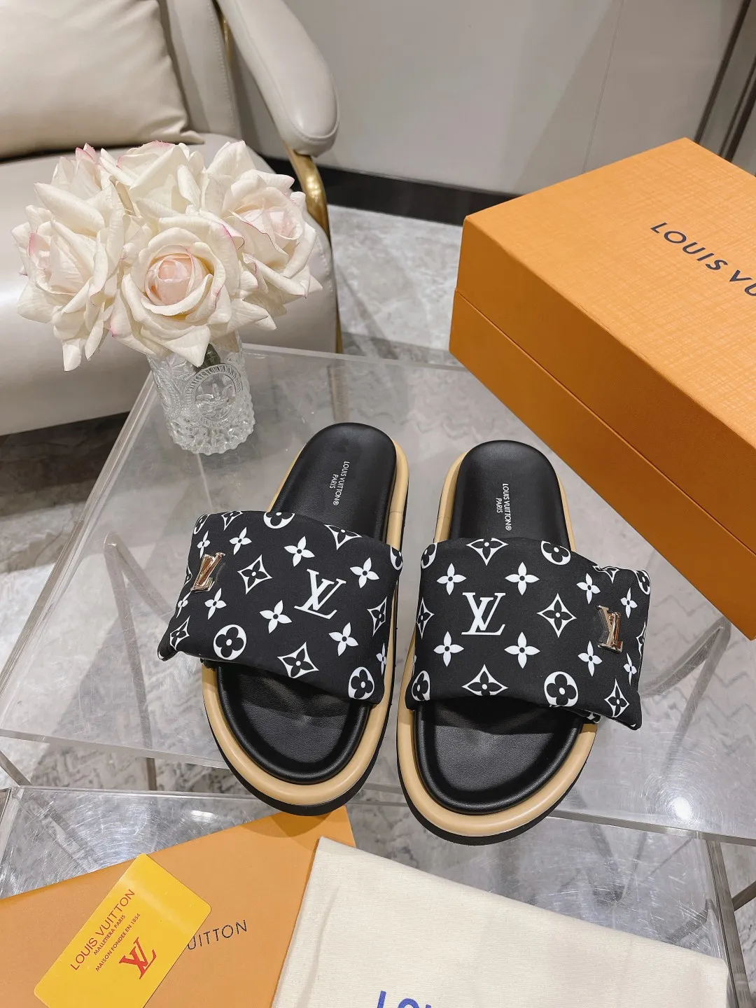 👟👟Ex-factory price 360👟👟 Lvjia brand | ²⁰²5 𝐬𝐬 💛2025 spring and summer latest popular Velcro series...Couple style thick-soled slippers, new rare products at the purchasing level💫 🍒This style is the favorite of celebrities🌟big internet celebrities. A simple and elegant sandal. A good style that you can't take your eyes off at a glance! The thick sole has the effect of increasing the height of the feet. It has the function of elongating the legs immediately. It is exquisite and low-key luxury✔️ No matter it is paired with skirts or trousers, it is super aura🛍 ━━━━━ ЅᏇєєt ━━━━━ ▪️Upper: LV old floral fabric ▪️Outsole: original molded outsole ▪️Shoe size: 35-45